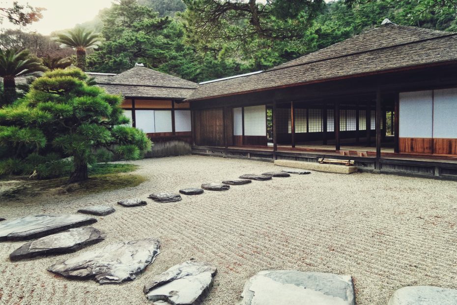 Explore the world of Japanese Zen architecture with our expert guide. Discover 20 benefits and 20 essential elements that define this style, where simplicity, harmony, and a profound connection to nature create spaces of serene beauty.