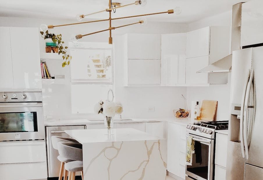 Discover expert advice on creating a modern minimalist kitchen. Explore 20 practical tips and 20 creative ideas to design a kitchen that's sleek, functional, and clutter-free, perfect for those who appreciate simplicity and style.